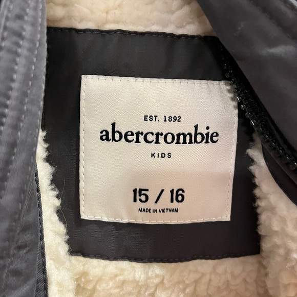 Youth 15/16 Abercrombie Kids Parka with faux fur. - Picture 2 of 3